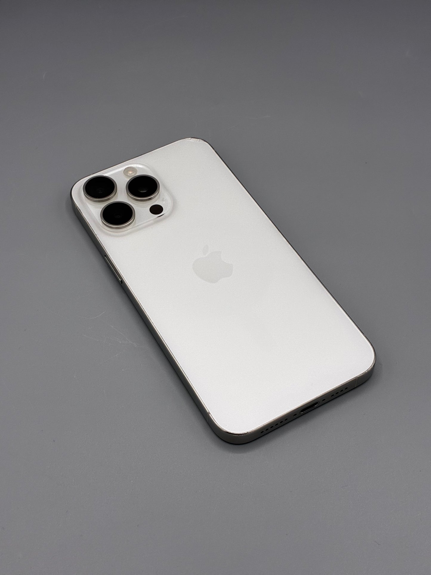 iPhone 15 Pro Max, 256GB, Fisurat colt, Baterie 100%, White