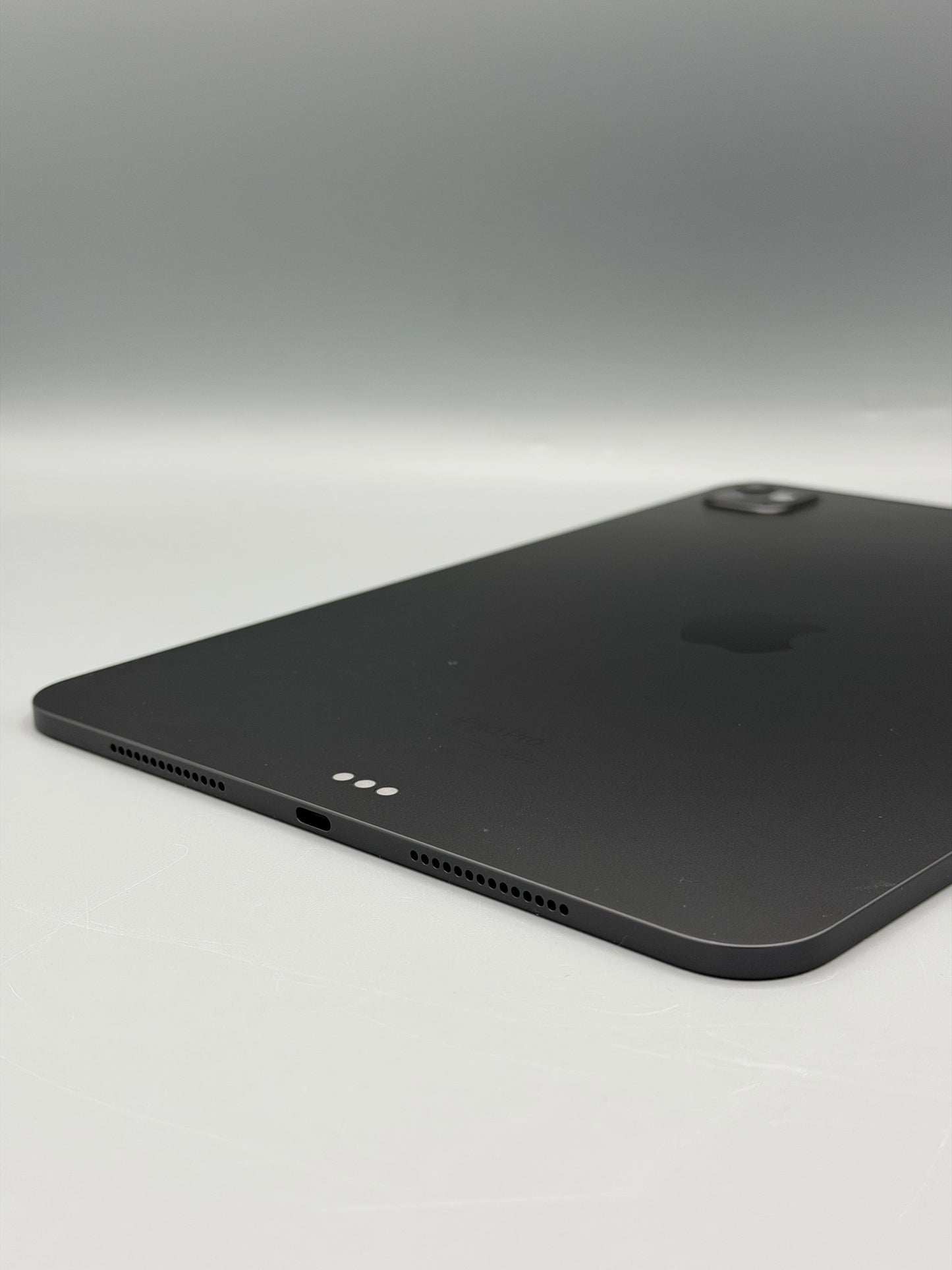 iPad Pro 11" (M4), 256GB, Baterie 100%, 41 Cicluri, Space Black, Pata mica ecran