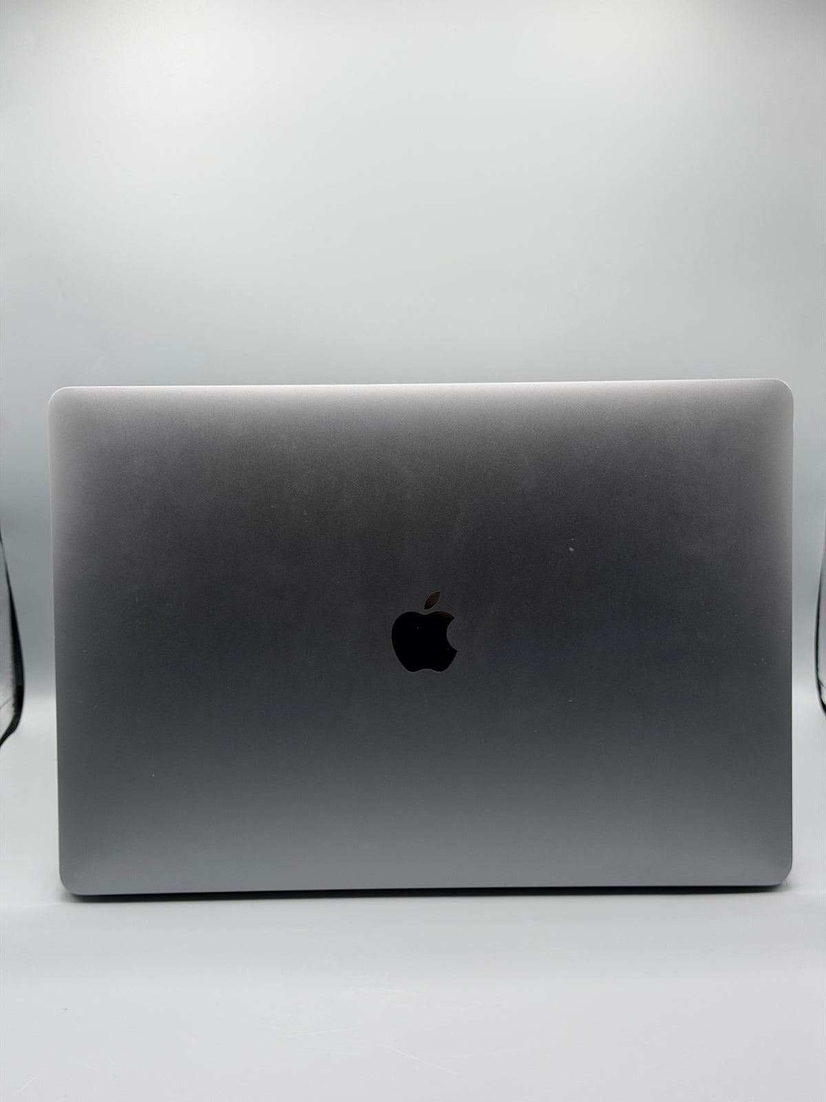 Macbook Pro 16" / 2019 / Touchbar / i9 / 32 GB RAM / 500 GB SSD / 321 Cicluri / Silver