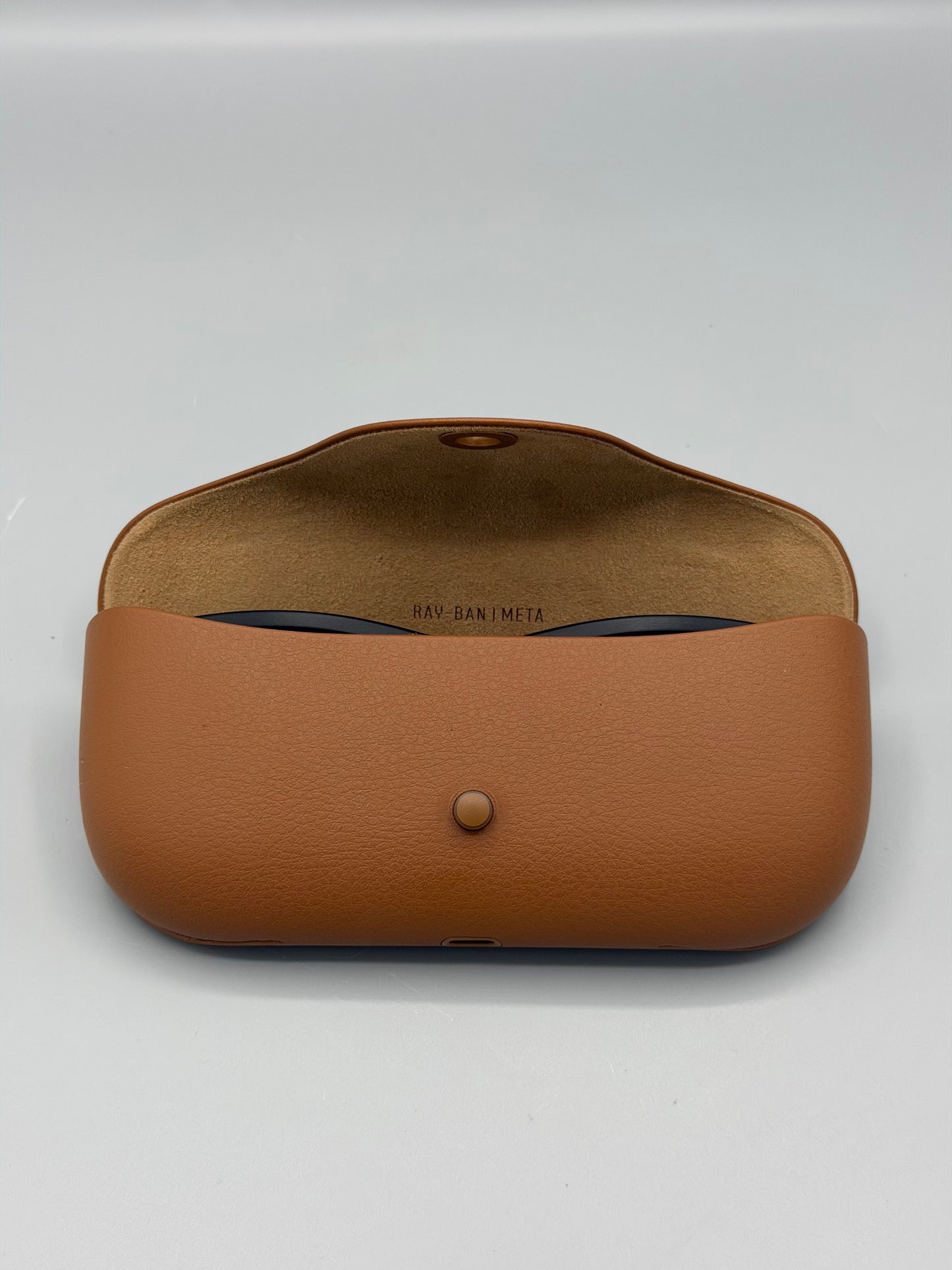 RESIGILAT: Ochelari Smart Ray-Ban Meta Wayfarer, Marime L, 32 GB stocare, Camera Foto 12mp, 5 microfoane, difuzoare, Wifi 6, Meta AI, Large, Gradient-Grafit-Polarizat, Negru-Mat