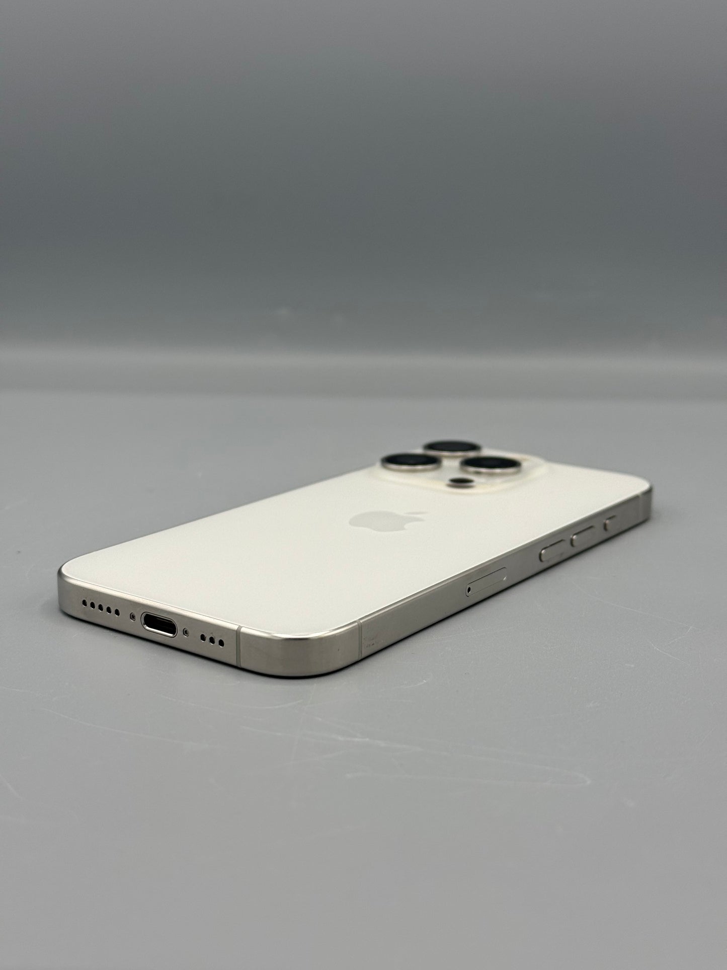 iPhone 15 Pro | 256 GB | Baterie 85% | 886 Cicluri | White Titanium