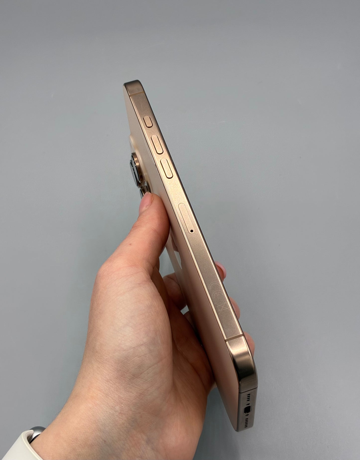 iPhone 16 Pro Max, 256 GB, Baterie 100%, 71 Cicluri, Spate fisurat, Desert Titanium