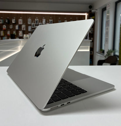 Laptop Apple MacBook Air 2022, M2, 13.6", 8 GB RAM, 512 GB SSD, Baterie 89%, 307 Cicluri, Tasta lipsa
