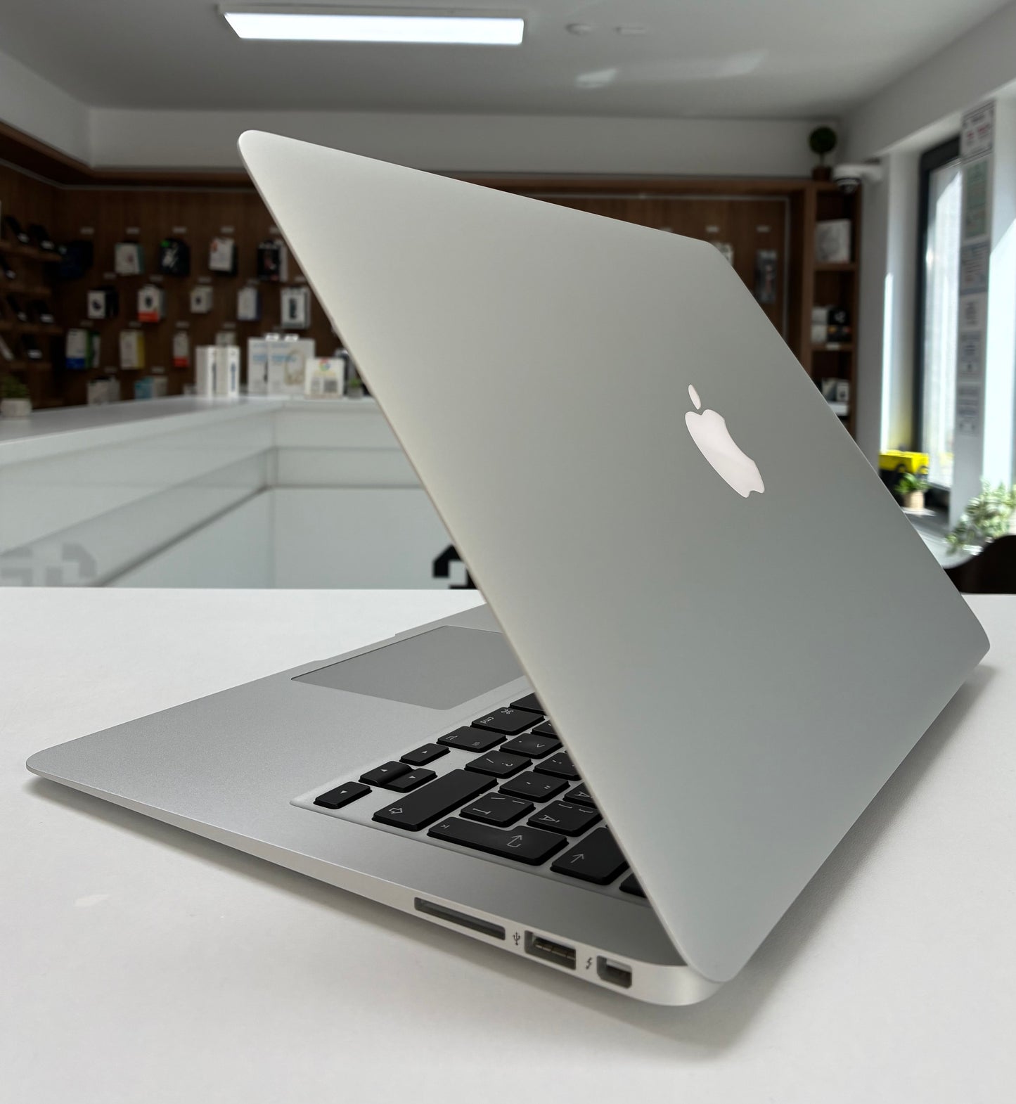 MacBook Air 13'' 2014, 4GB RAM, 128GB SSD, 227 Cicluri, Silver, Incarcator inclus