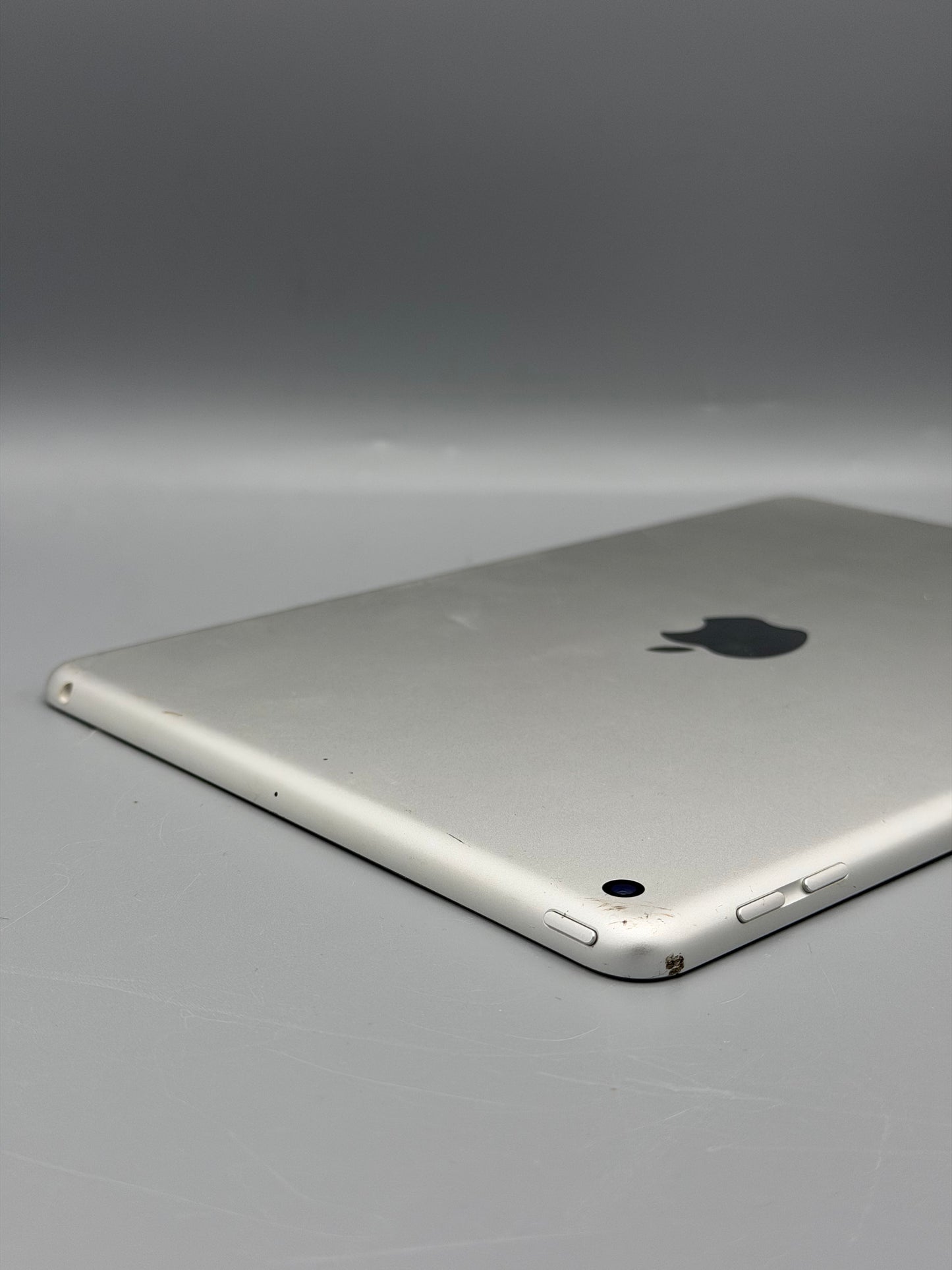 iPad Generatia 5 / 32 GB / Ecran fisurat / Alb