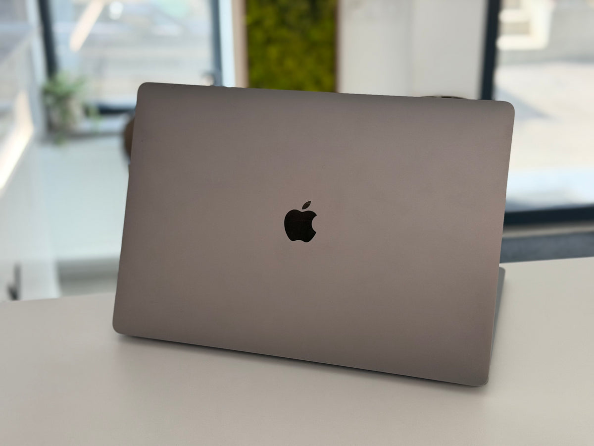 Macbook Pro 16" 2019 / Intel I7 / Touchbar / 500 GB SSD / 16 GB RAM / Silver