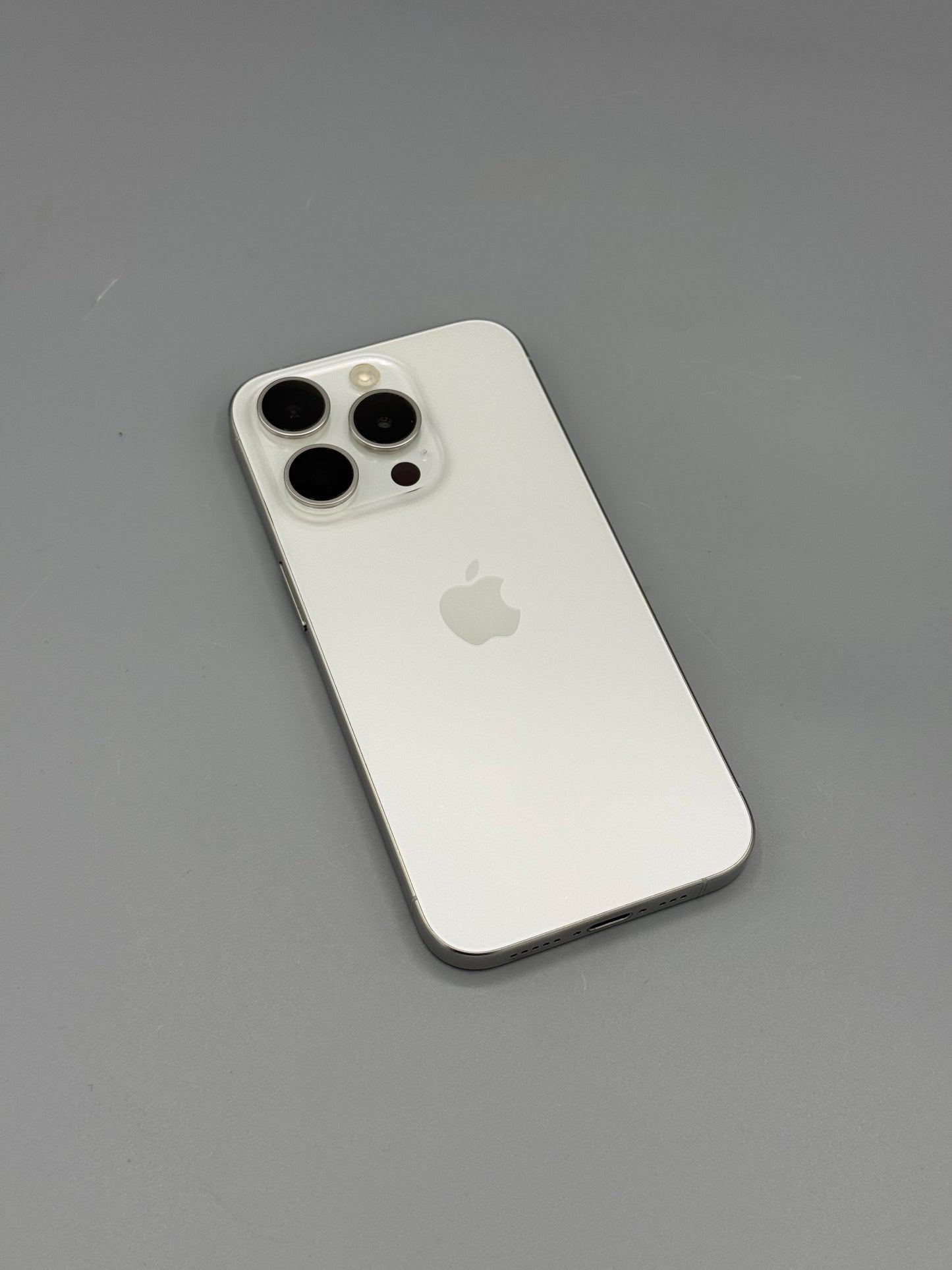 iPhone 15 Pro | 256 GB | Baterie 85% | 886 Cicluri | White Titanium