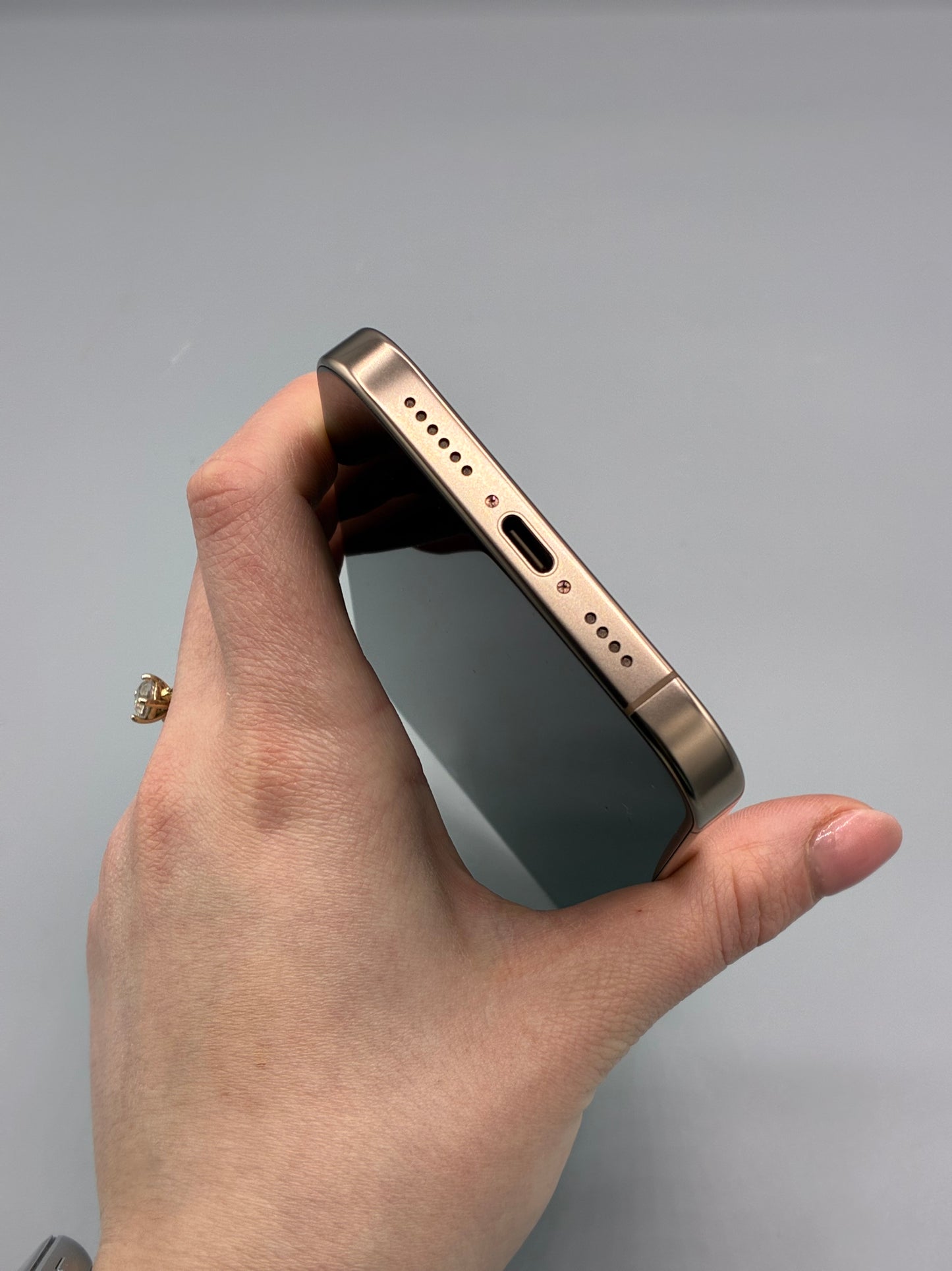 iPhone 16 Pro Max, 256 GB, Baterie 100%, 71 Cicluri, Spate fisurat, Desert Titanium