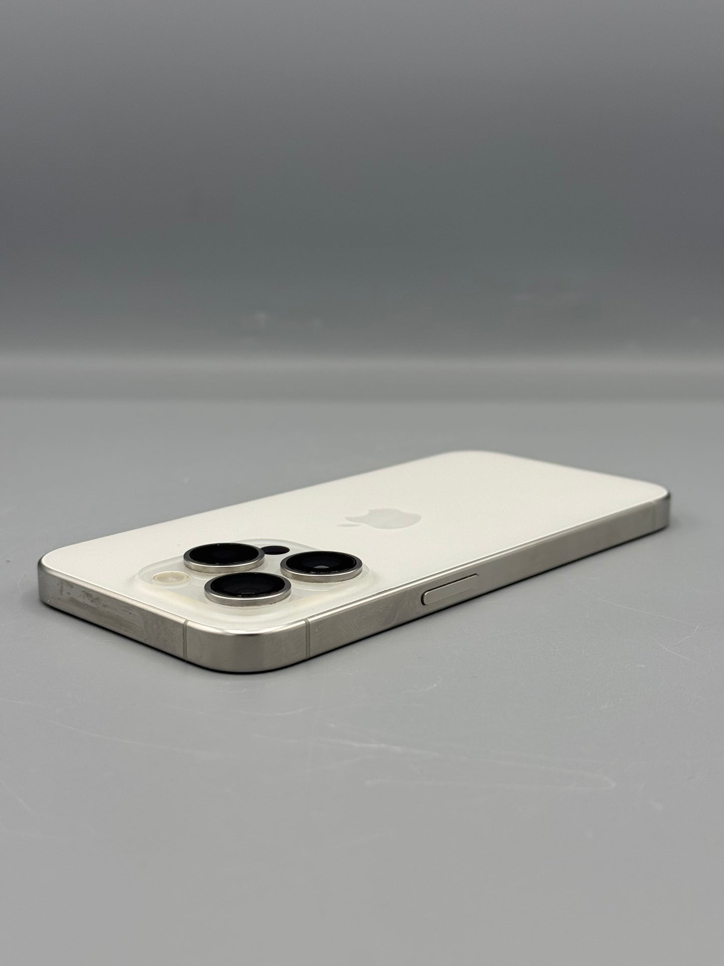 iPhone 15 Pro | 256 GB | Baterie 85% | 886 Cicluri | White Titanium