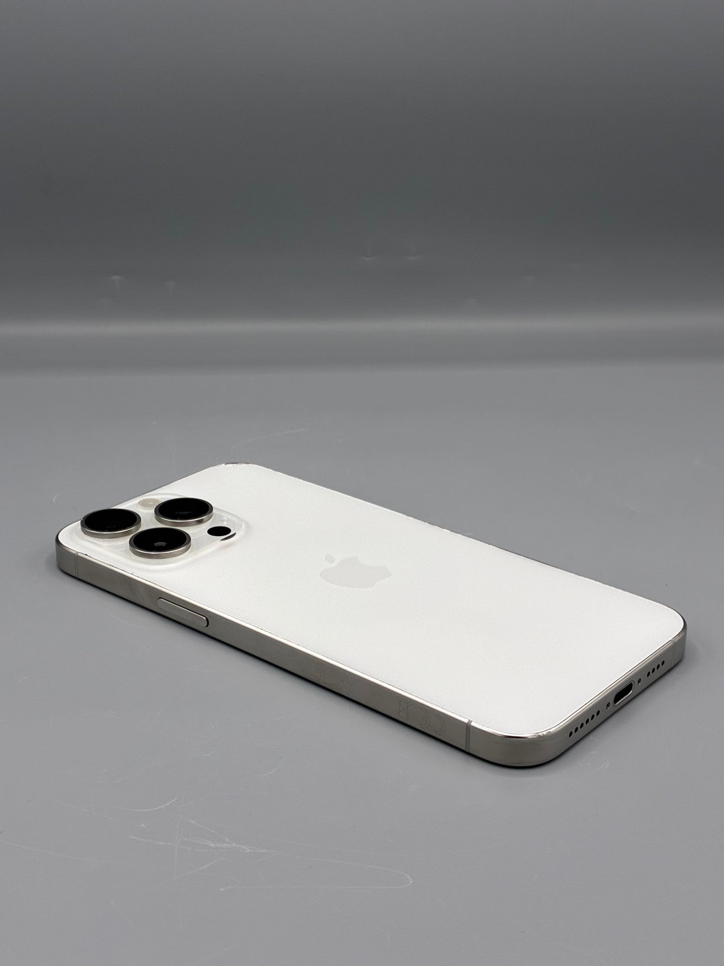 iPhone 15 Pro Max, 256GB, Fisurat colt, Baterie 100%, White