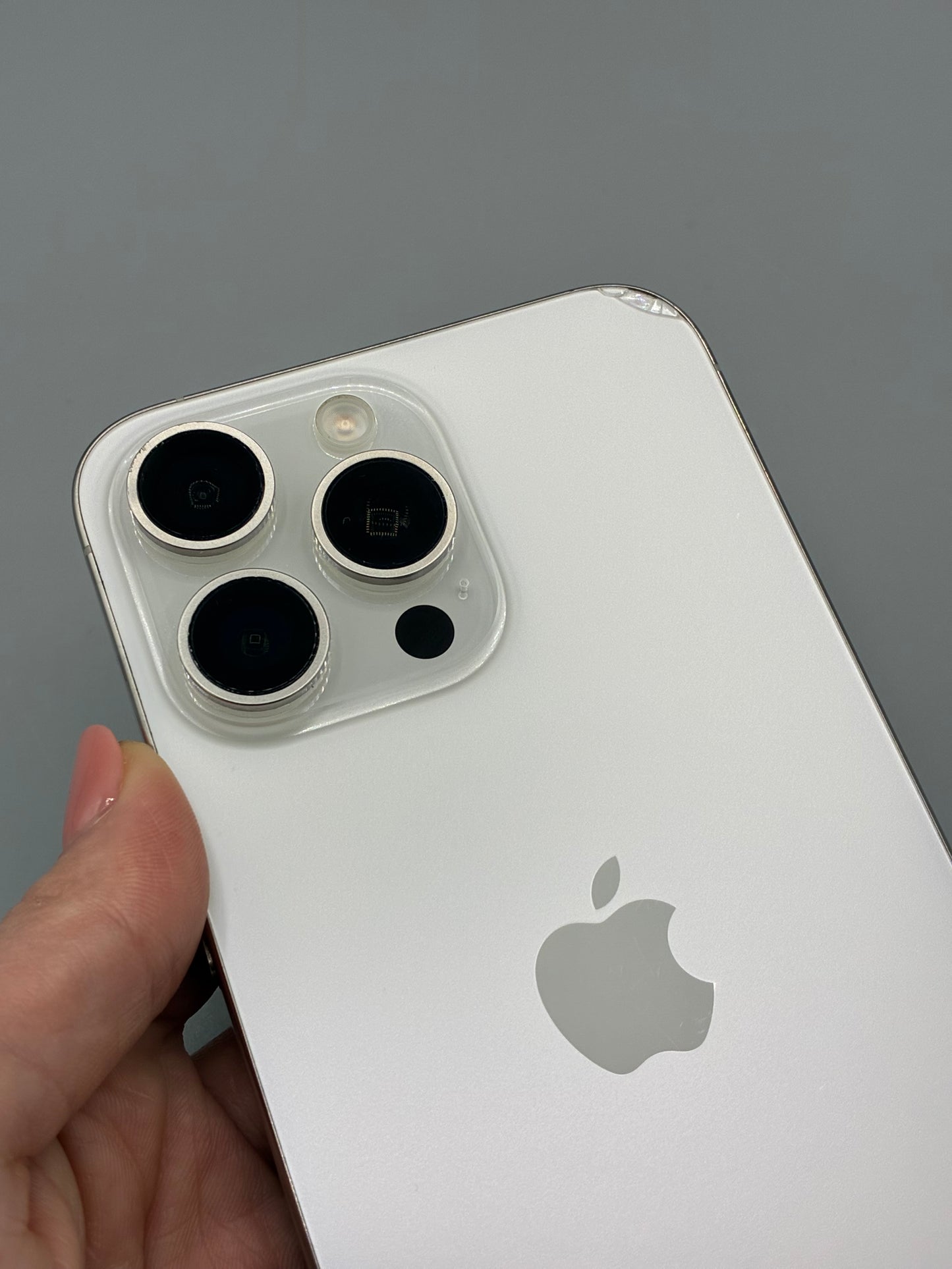 iPhone 15 Pro Max, 256 GB, Baterie 100%, Spate fisurat,  White Titanium