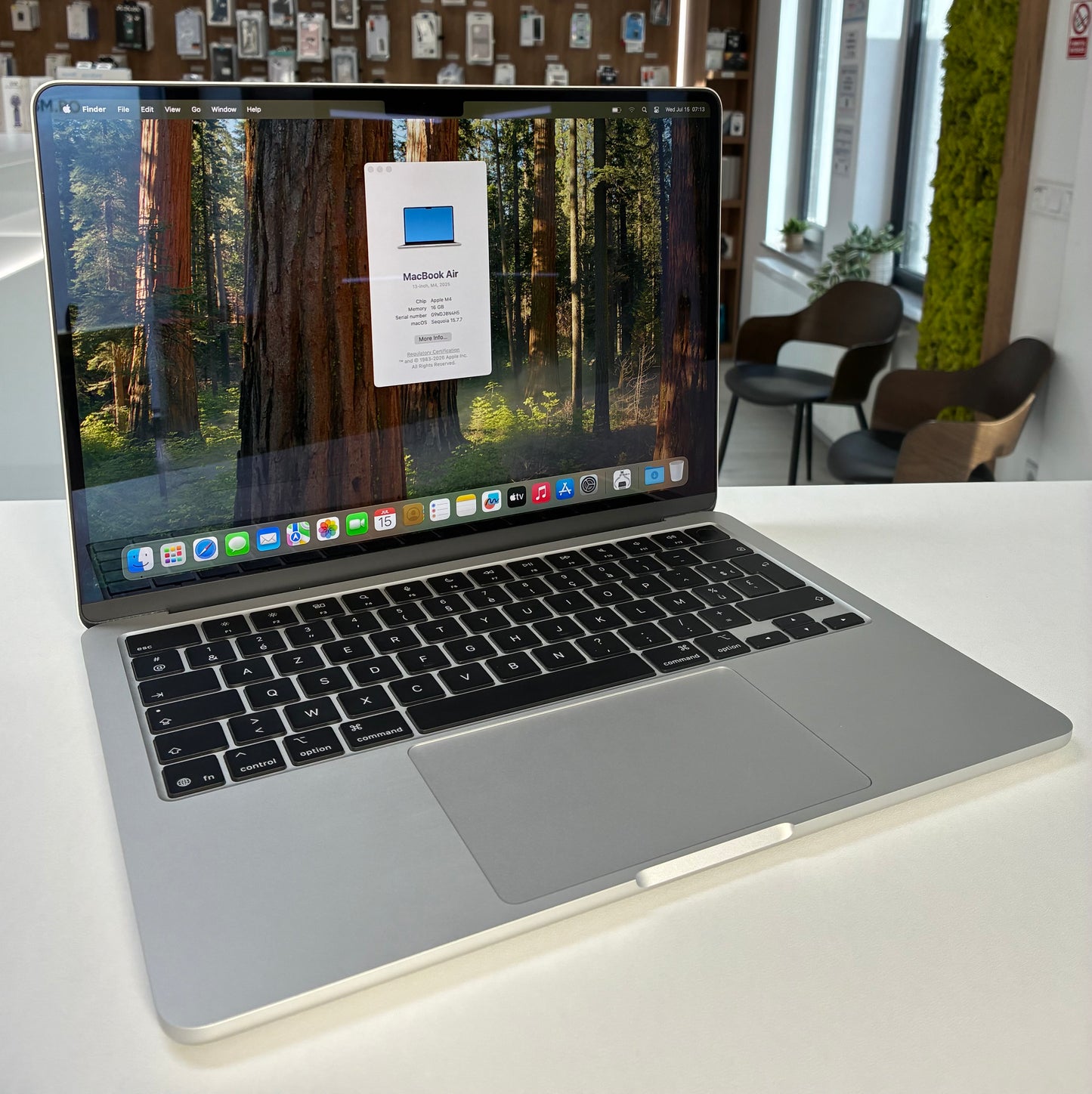 MacBook Air 13" (M4) 2025, 16 GB RAM, 256GB SSD, Baterie 100%, 11 Cicluri, Silver