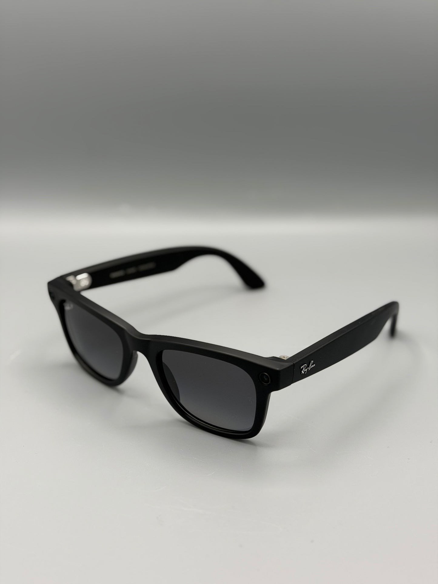 RESIGILAT: Ochelari Smart Ray-Ban Meta Wayfarer, Marime L, 32 GB stocare, Camera Foto 12mp, 5 microfoane, difuzoare, Wifi 6, Meta AI, Large, Gradient-Grafit-Polarizat, Negru-Mat