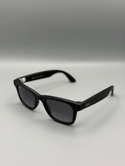 RESIGILAT: Ochelari Smart Ray-Ban Meta Wayfarer, Marime L, 32 GB stocare, Camera Foto 12mp, 5 microfoane, difuzoare, Wifi 6, Meta AI, Large, Gradient-Grafit-Polarizat, Negru-Mat