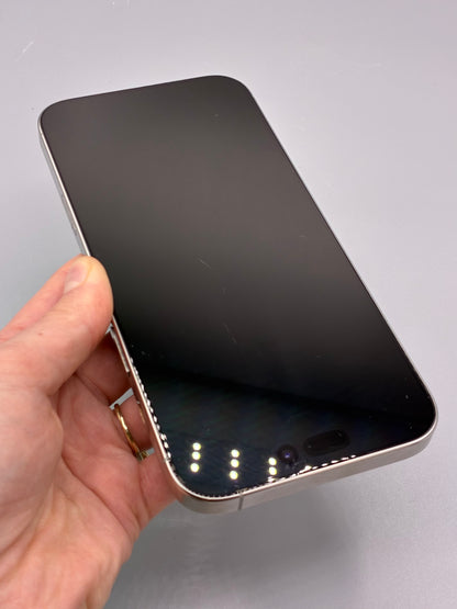 iPhone 16 Pro Max, 256 GB, Baterie 92%, Natural Titanium, buton Action fisurat (functioneaza, dar nu tactil)