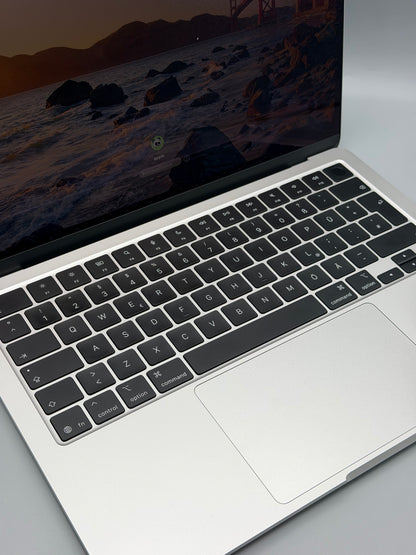 MacBook Air 13" M4 (2025), 16GB RAM, 512 GB SSD, Baterie 100%, 11 Cicluri, Silver