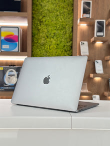 MacBook Pro (13 inchi, 2017), Intel Core i5, 256GB SSD, Pete pe ecran