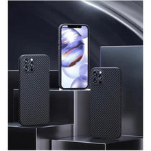 Husa Kevlar, Aramida, Compatibila cu iPhone 13 Pro, Aspect Carbon, Ultra solida, Negru
