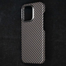 Husa fibra de carbon MagSafe SILKASE pentru Apple iPhone 15 Pro, aramid kevlar, metal camera, auriu/negru